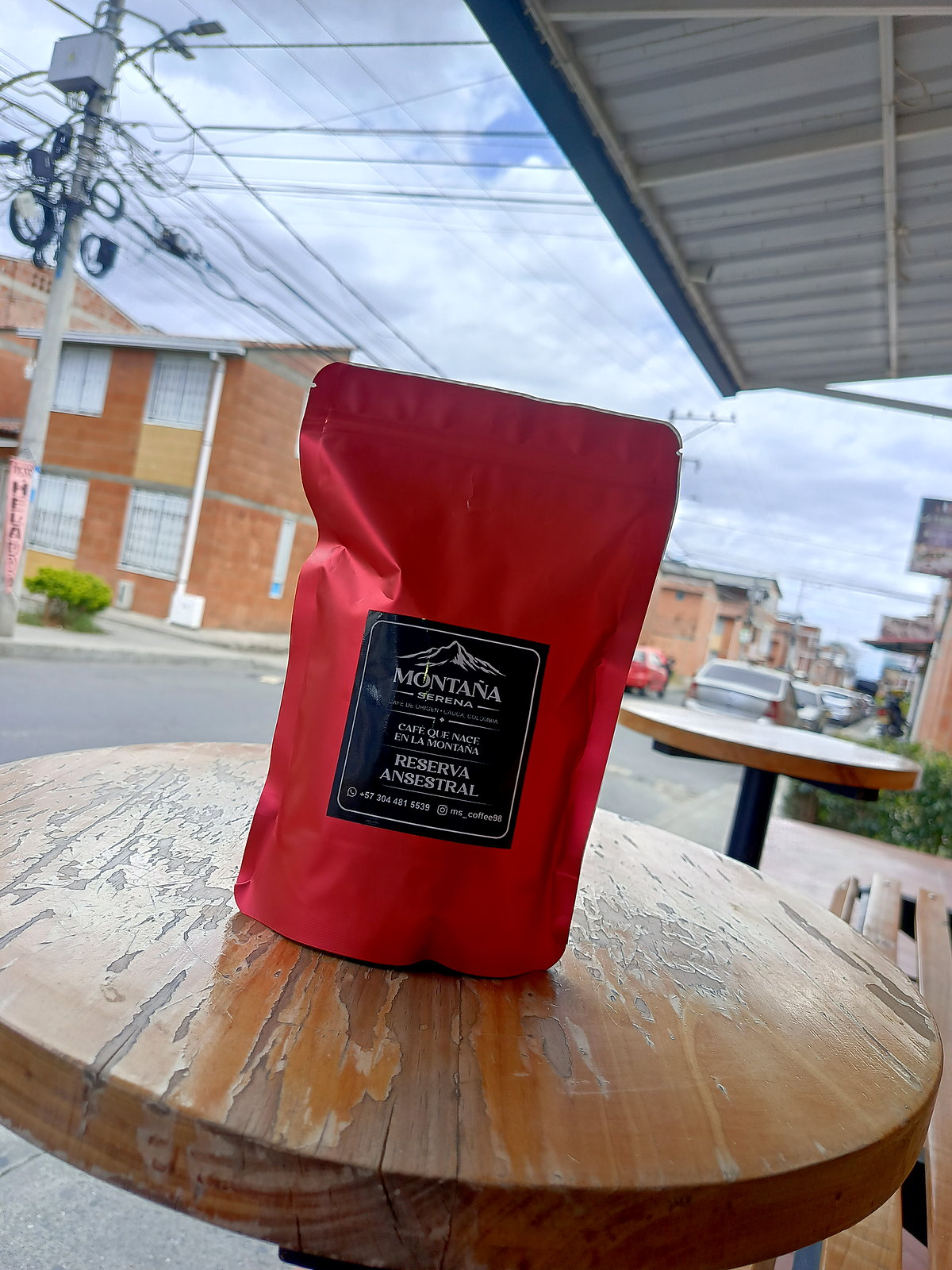 Bolsa de café Montaña Serena sobre una mesa de madera
